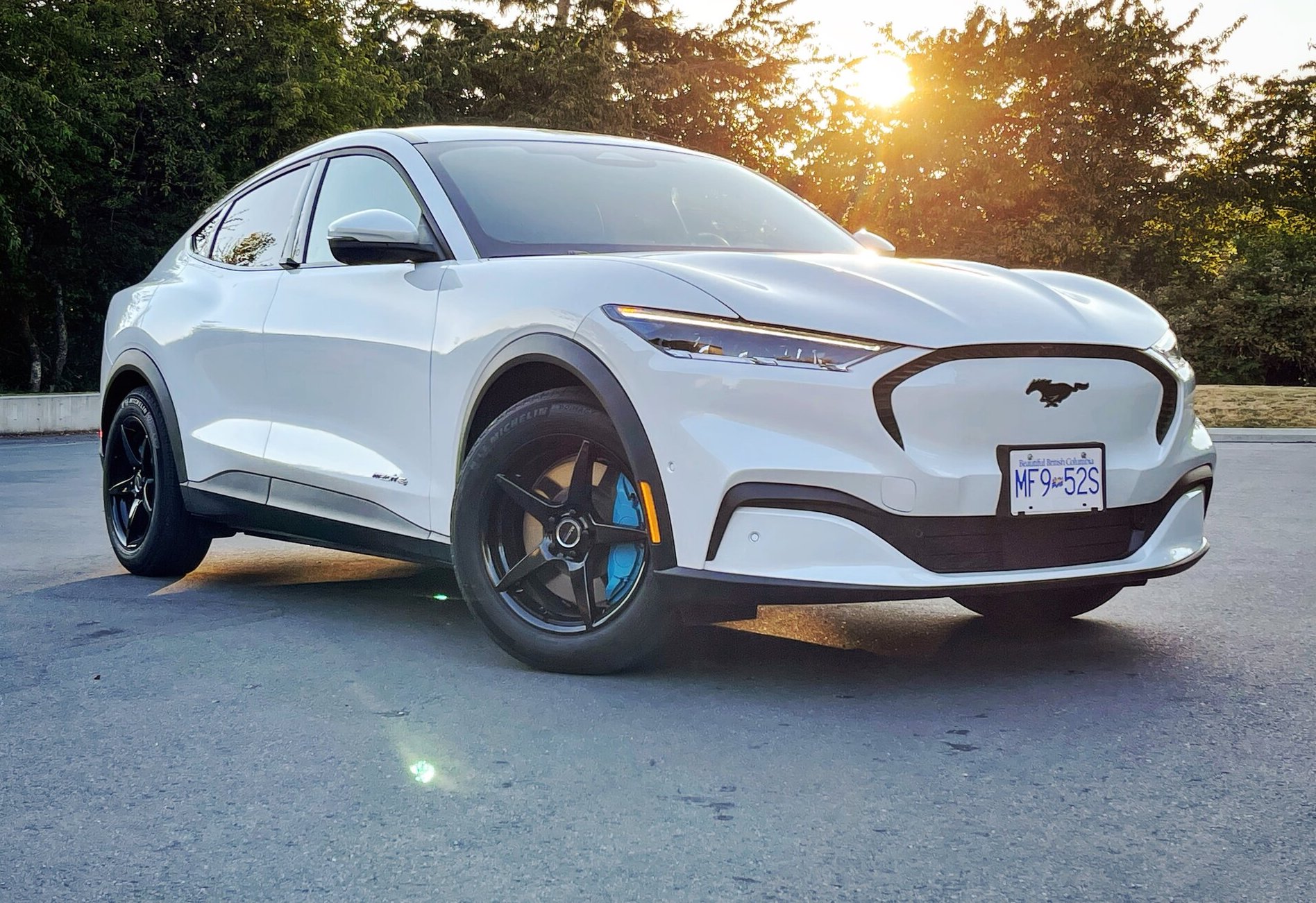 Aqua/Teal calipers and Klasse GT4 18” x 8.5” wheels on Star White Mach